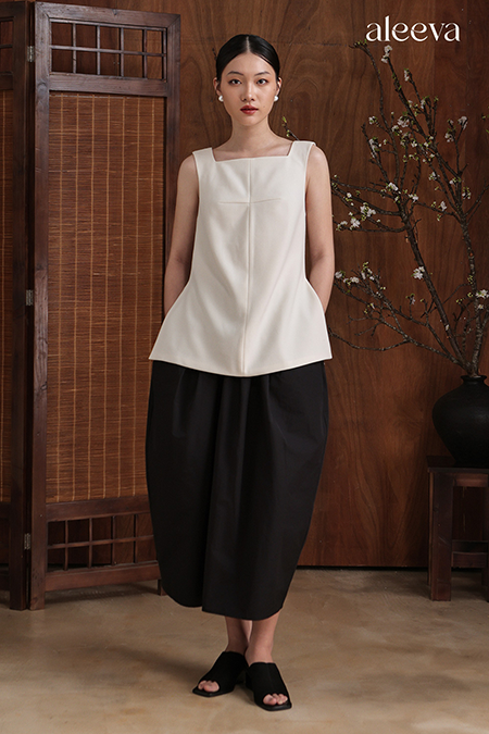 Sleeveless side-slit blouse