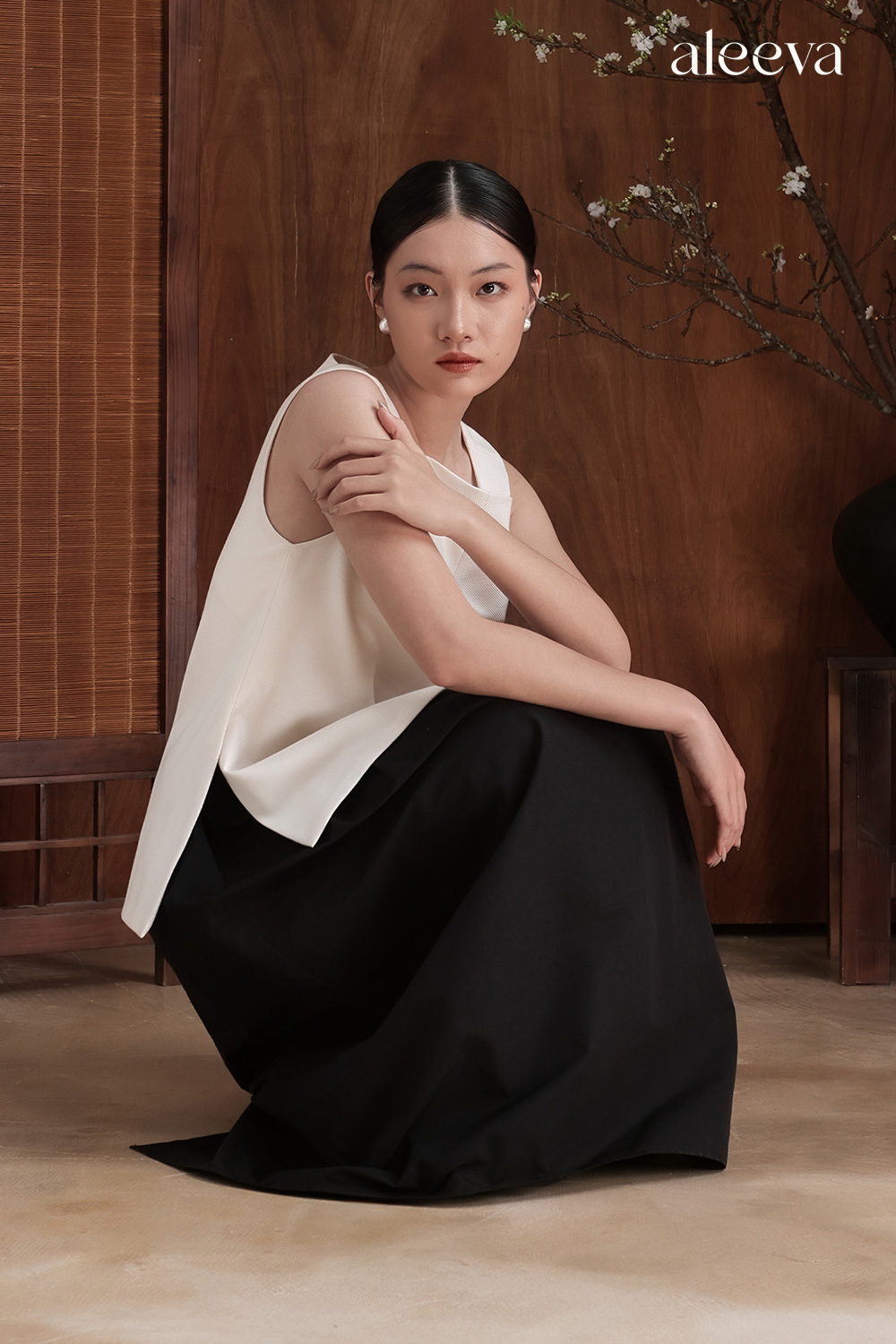 Sleeveless side-slit blouse