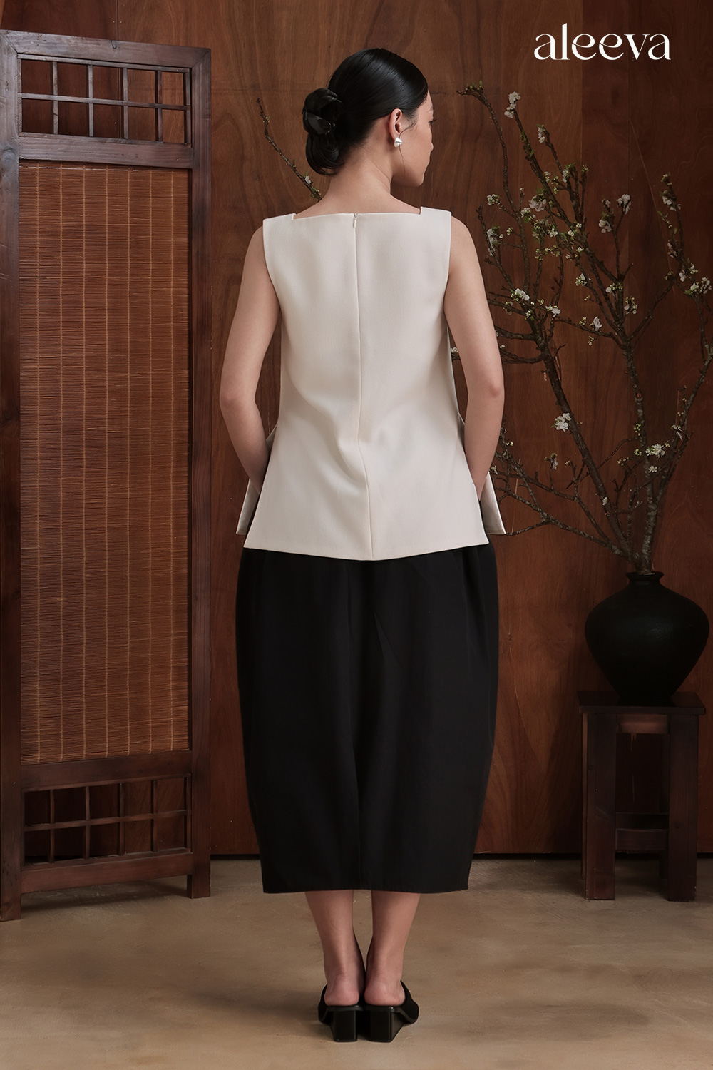 Sleeveless side-slit blouse