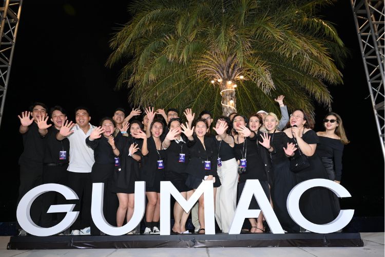 Ảnh lưu niệm các staff GUMAC Resort Runway Show 2024