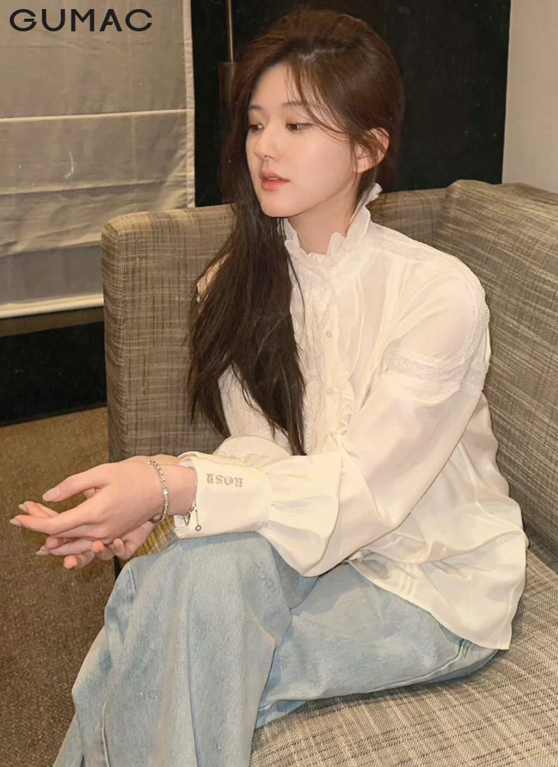 áo sơ mi cổ trụ và quần jean