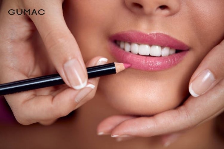 Phác họa hình dáng môi bằng chì kẻ viền