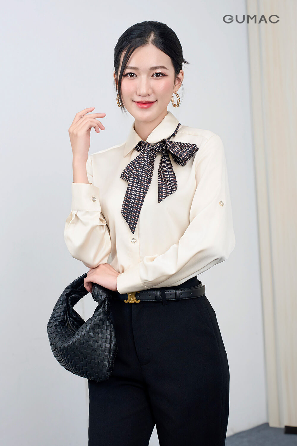 Nơ cổ áo sơ mi truyền thống là kiểu thắt phổ biến nhất, phù hợp với áo sơ mi có hai dây dài ở phần cổ.
