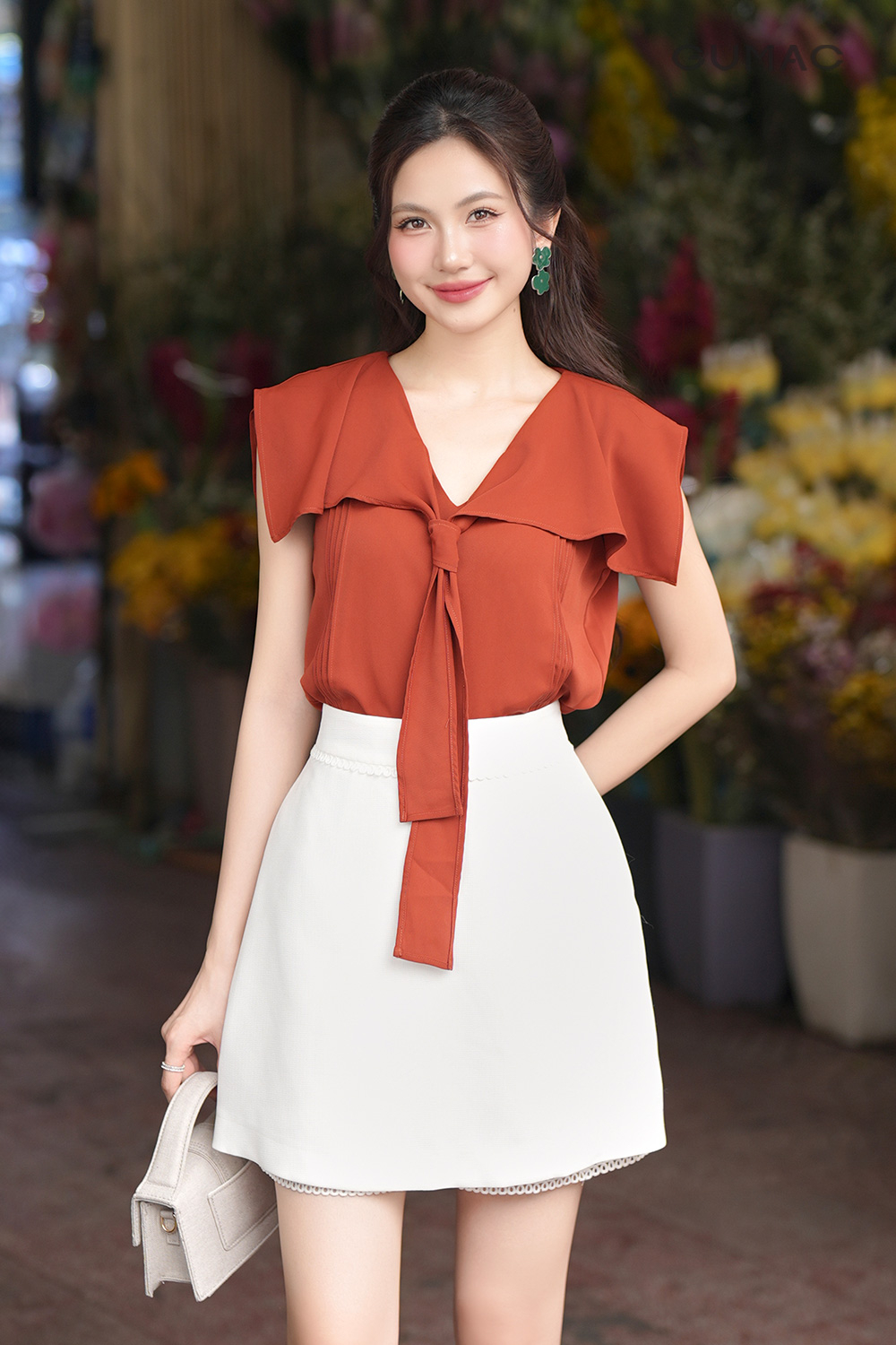 Nơ kiểu thủy thủ sử dụng khăn lụa vuông thay cho dây áo, tạo cảm giác mềm mại, cổ điển và có phần thanh lịch hơn.