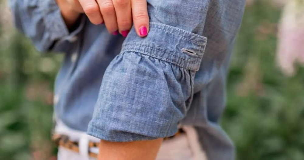 Kiểu J.Crew thông minh giúp khoe trọn phần viền cổ tay tương phản đầy thu hút