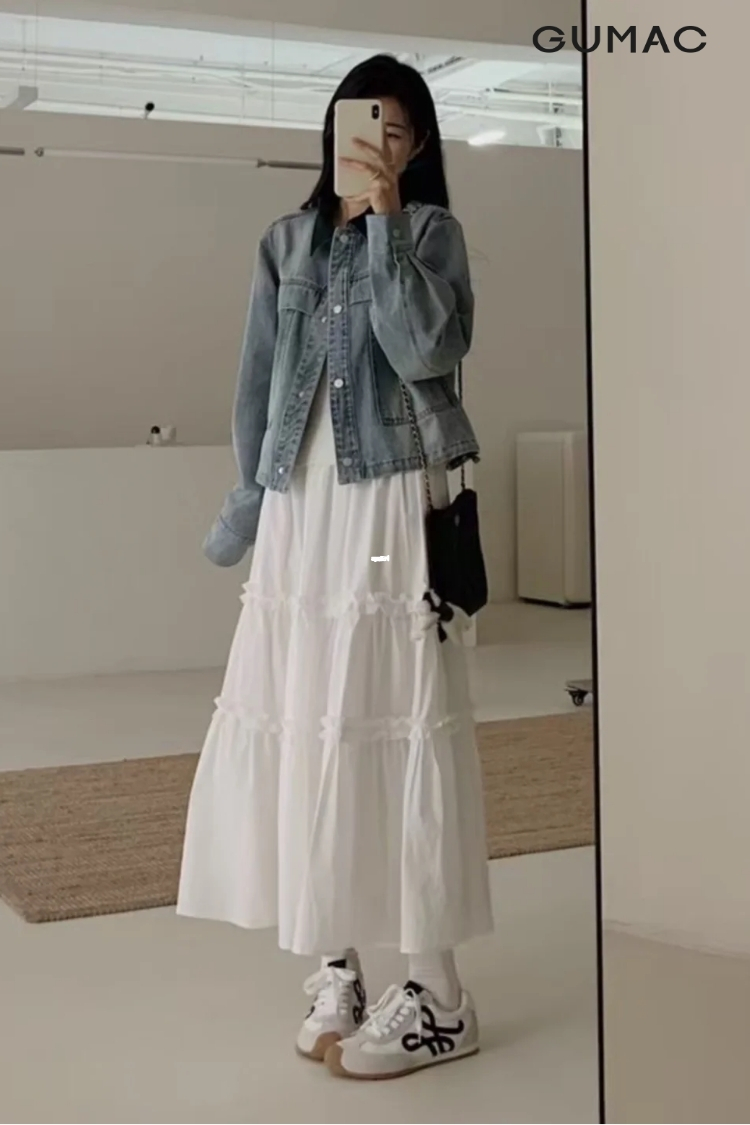 Kết hợp áo khoác denim cùng với chân váy xòe phong cách