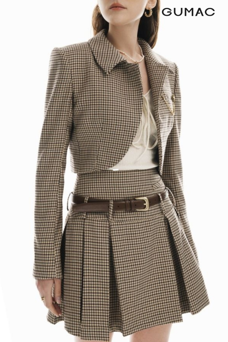 Mẫu áo khoác lửng cá tính kết hợp váy xòe