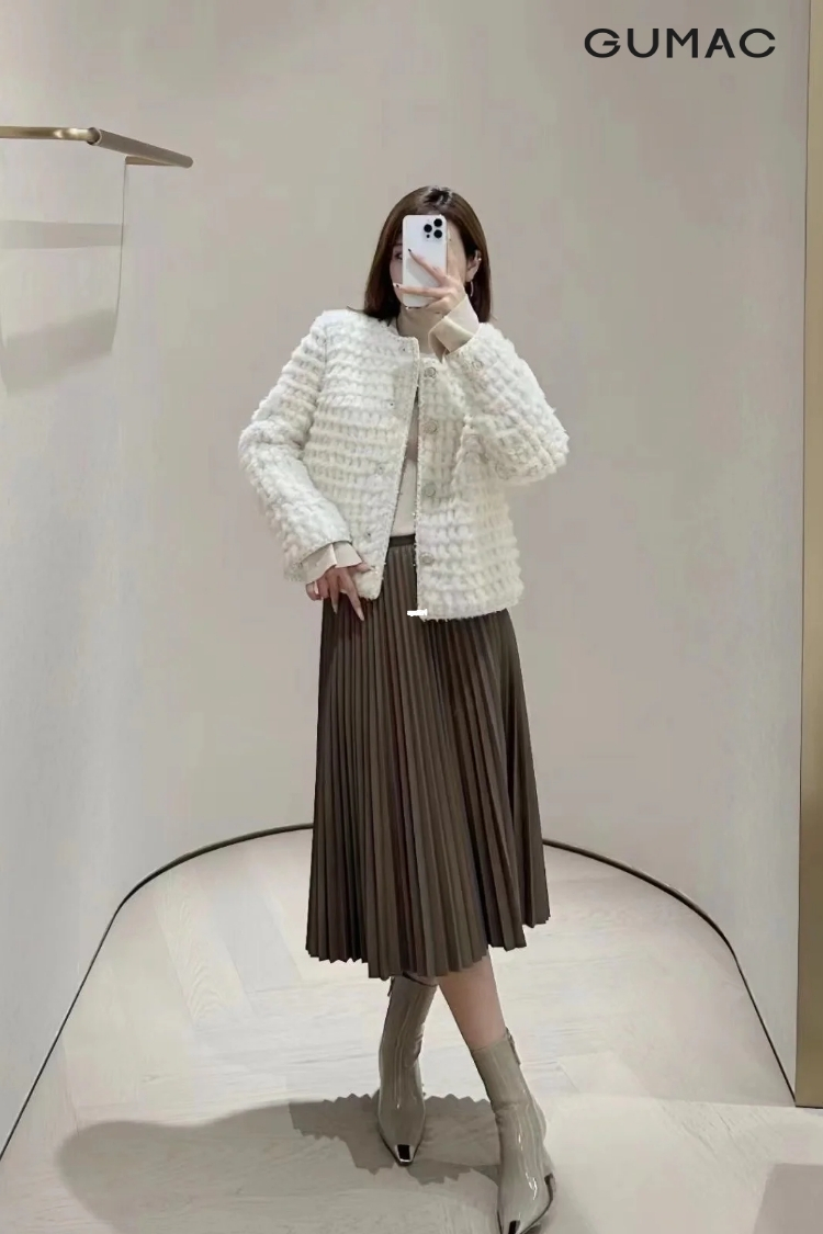 Mix áo khoác lông sang trọng kèm chân váy xòe