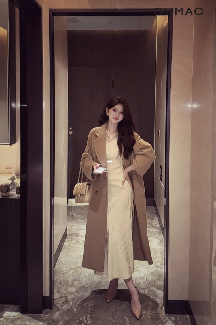 Phối áo khoác dài sang trọng kết hợp với váy xòe