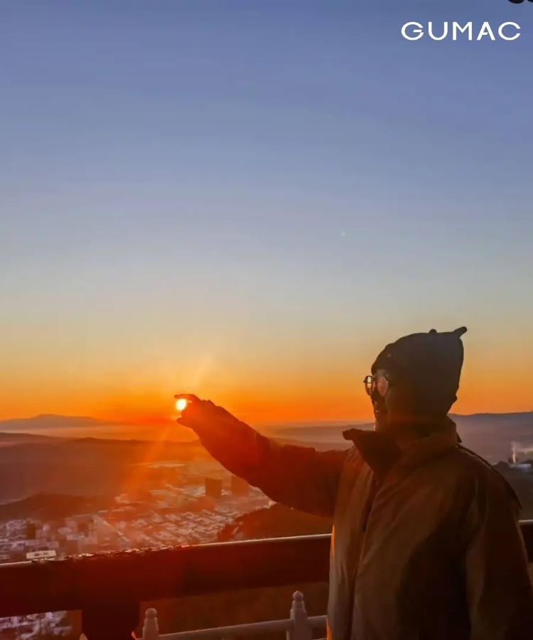 giong tay huong ve mat troi