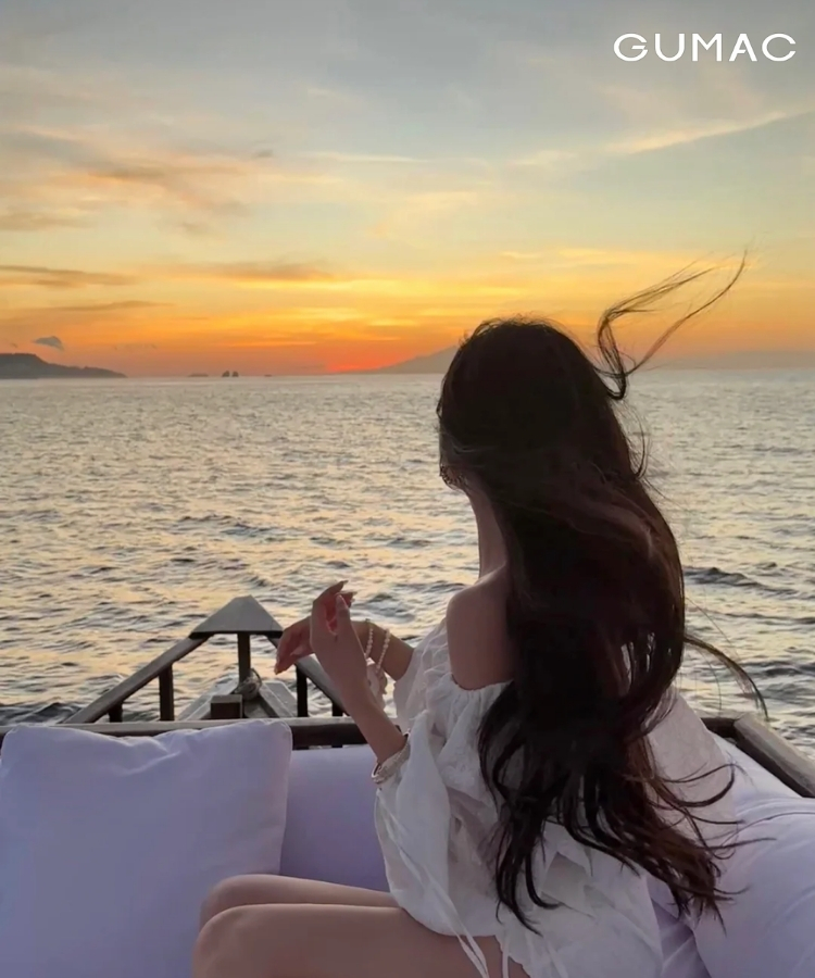 outfit ngoi tren cat ben bien