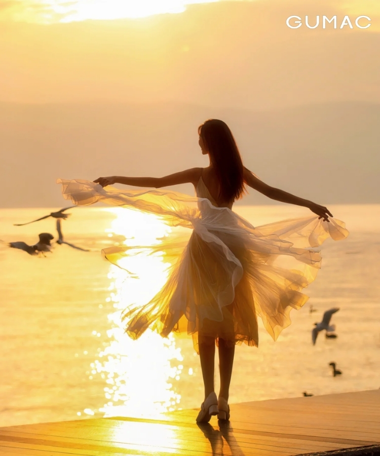 outfit vay dai trong gio bien