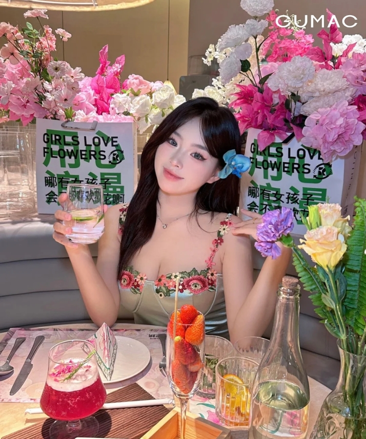 chup anh cam hoa ben ban an