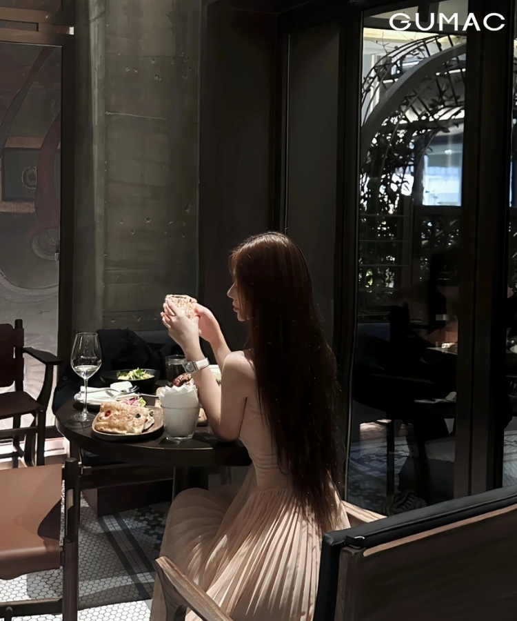 chup anh toa than ben ban an