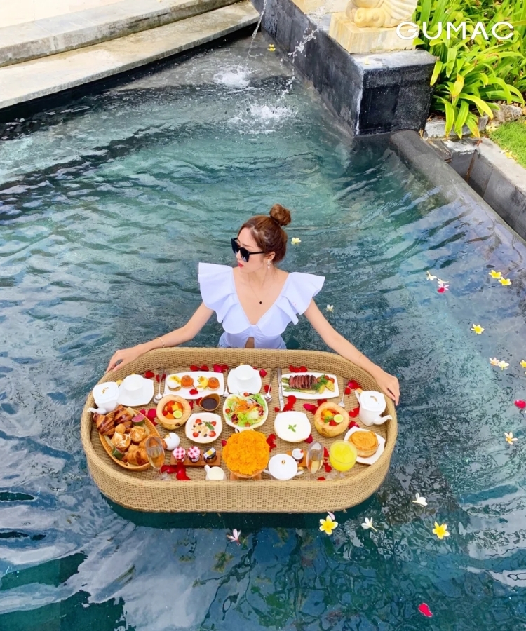 pose-an-uong-vui-ve-ben-ho-boi