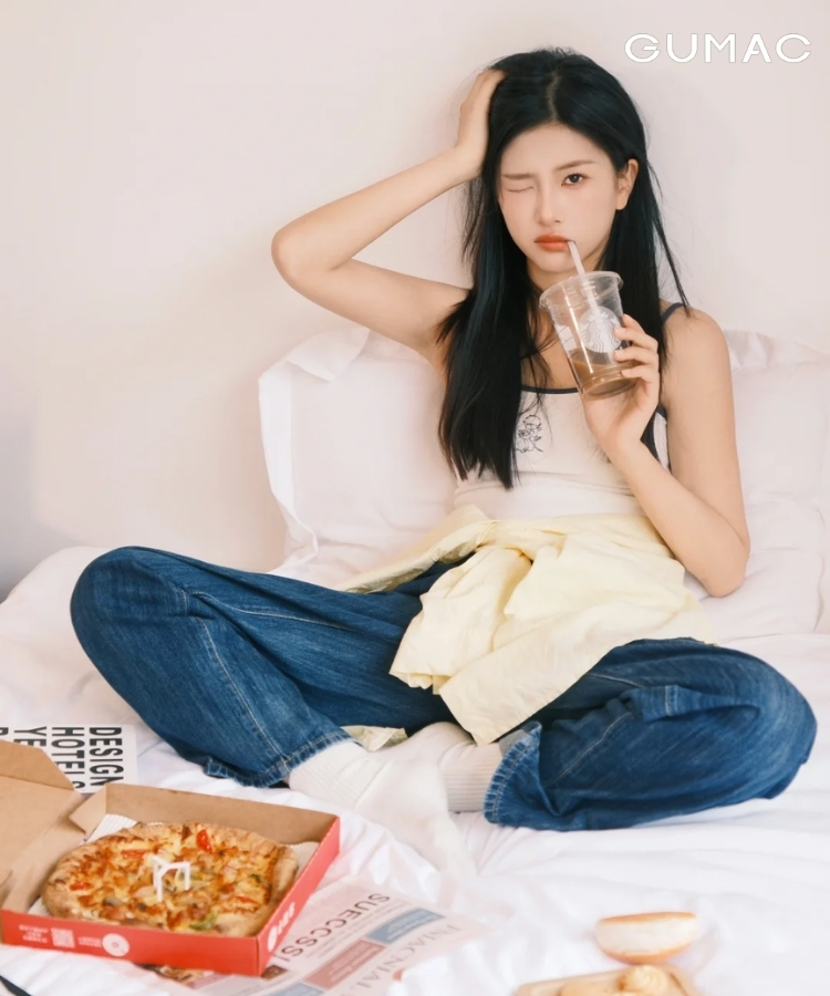 pose bua sang tren giuong