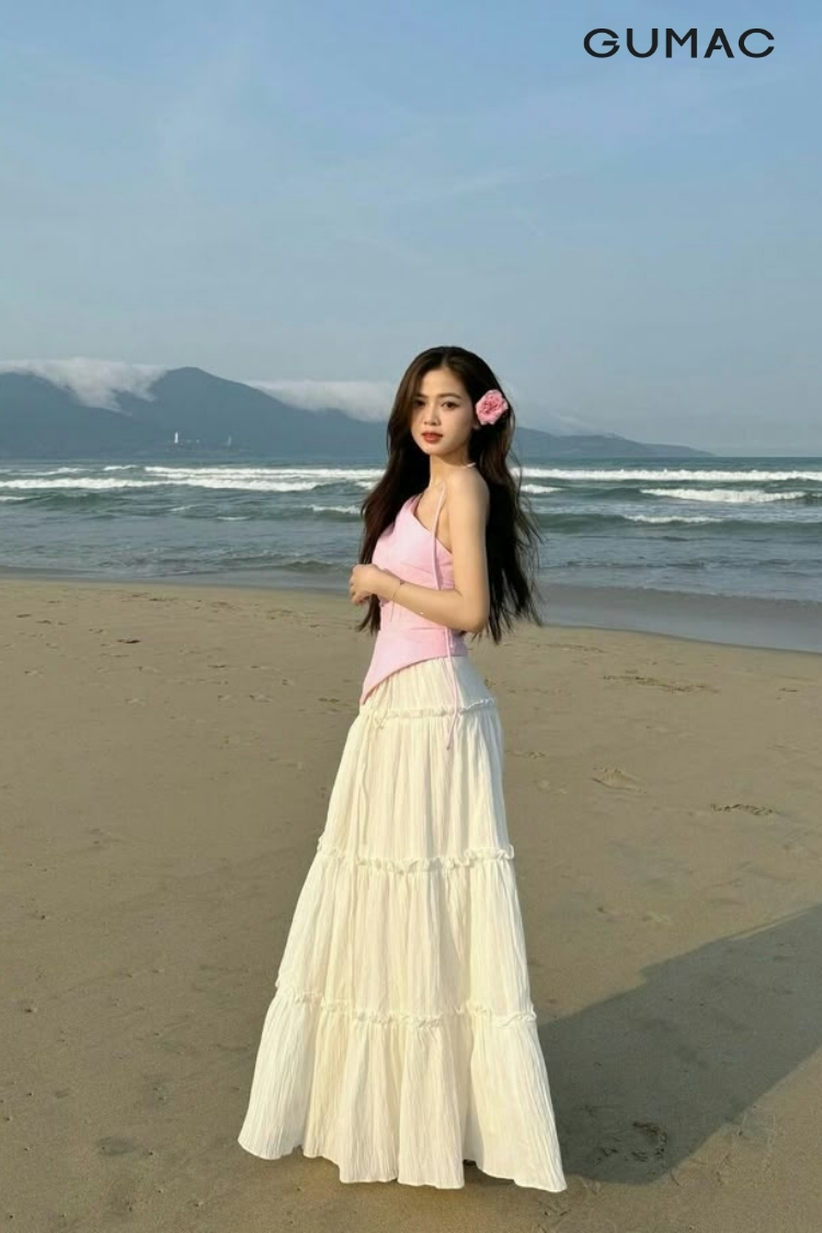 Dam maxi di bien cho nguoi dang dong ho cat