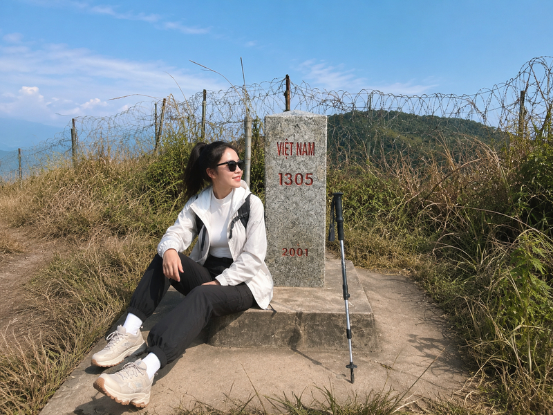 Outfit áo giữ nhiệt phối áo khoác gió năng động cho hành trình trekking Cột mốc 1305 và các mốc biên giới. (Ảnh được tạo bởi AI)