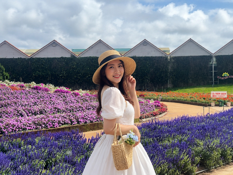 Đầm trắng tinh khôi kết hợp phụ kiện cói nổi bật giữa thiên nhiên Đà Lạt (Ảnh được tạo bởi AI)
