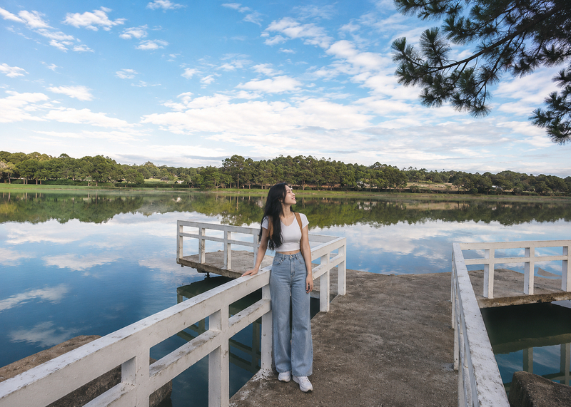 Năng động với áo croptop và quần jeans ống rộng rảo bước dưới nắng sớm Đà Lạt. (Ảnh được tạo bởi AI)