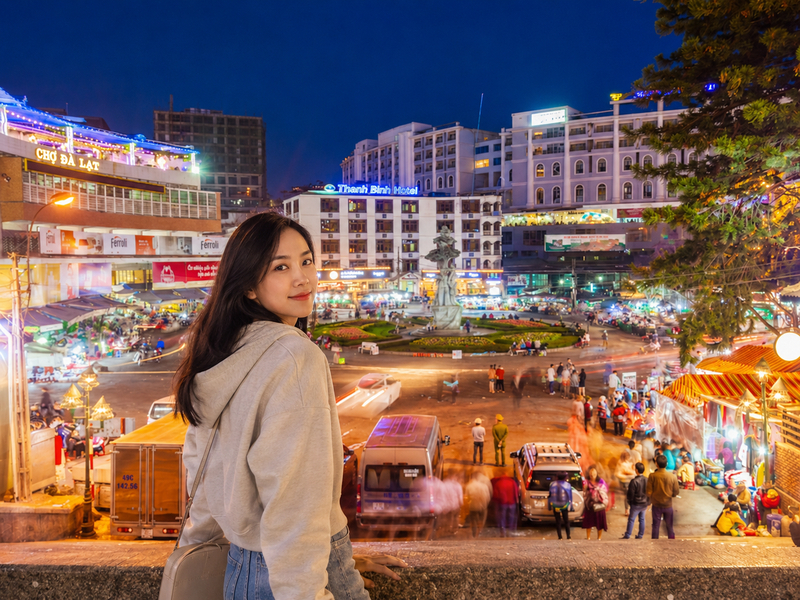 Outfit ấm áp với áo hoodie mỏng khi dạo chợ đêm Đà Lạt. (Ảnh được tạo bởi AI)