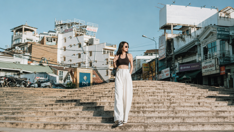 Outfit hiện đại với áo croptop và quần ống rộng khi khám phá Đà Lạt. (Ảnh được tạo bởi AI)