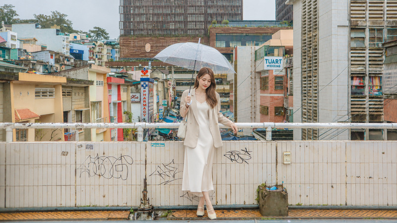 Phong cách thanh lịch với blazer mỏng và váy hai dây tại quán cà phê Đà Lạt. (Ảnh được tạo bởi AI)