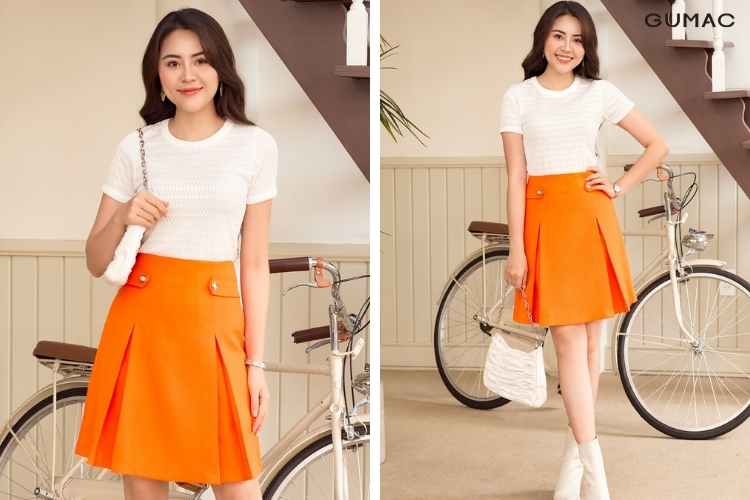 đi đồi cát mặc áo thun với váy xếp ly GUMAC