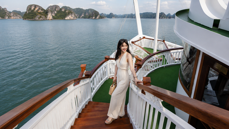 Jumpsuit dáng dài phối sandal đế xuồng thanh lịch ngắm hoàng hôn trên du thuyền. (Ảnh được tạo bởi AI)