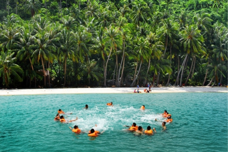 Tắm biển Hòn Sơn