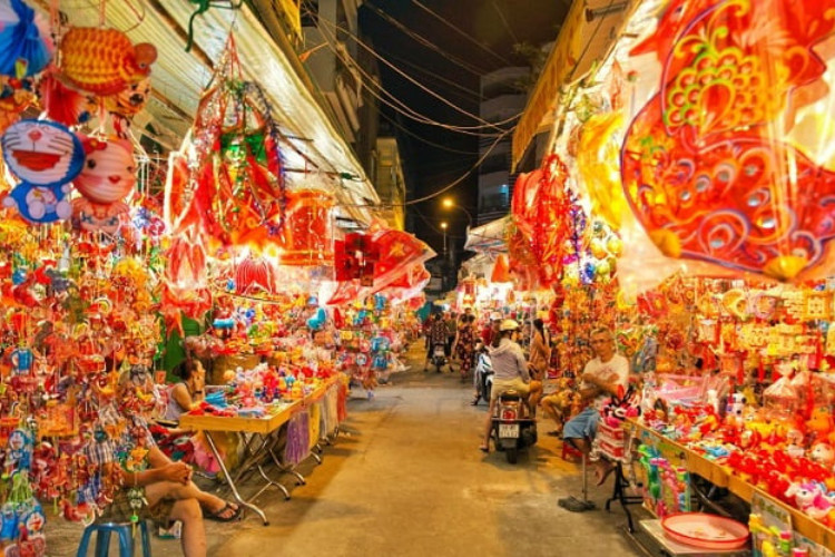 Sống ảo tại phố đèn lồng quận 5