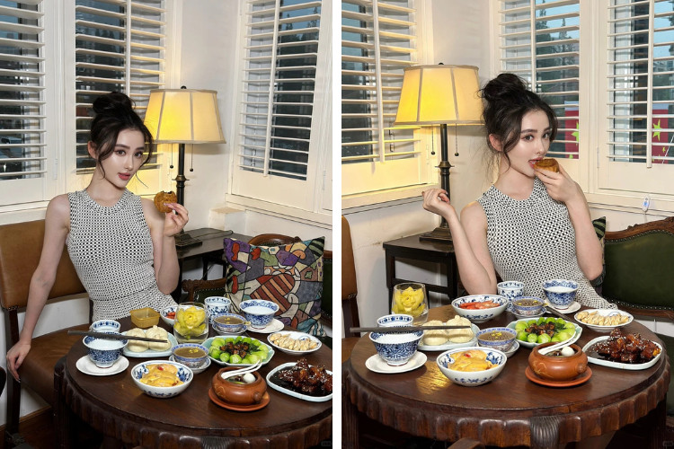 Tạo dáng chụp ảnh với bánh Trung thu