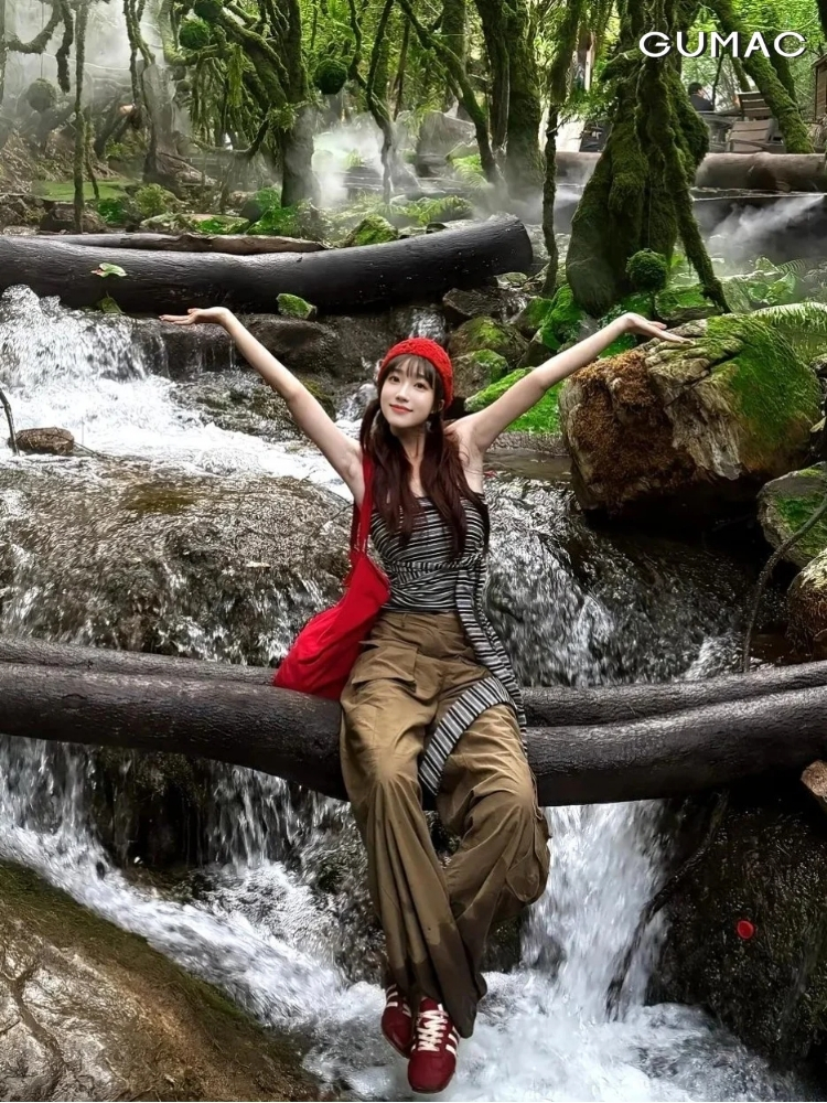 dang tay chup anh voi thac nuoc