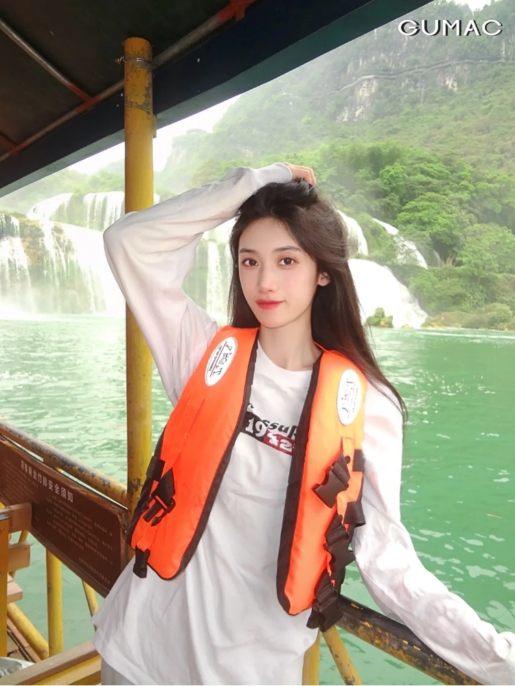 pose dang chup anh thac nuoc tren be