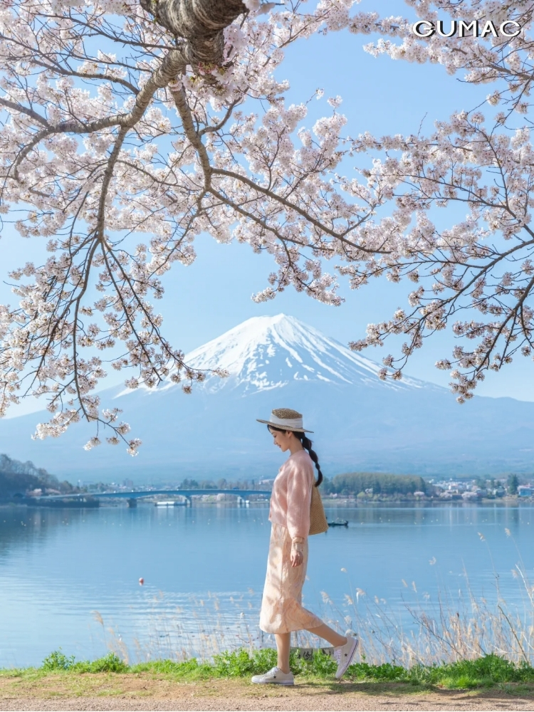 outfit di ngam hoa anh dao o nui phu si