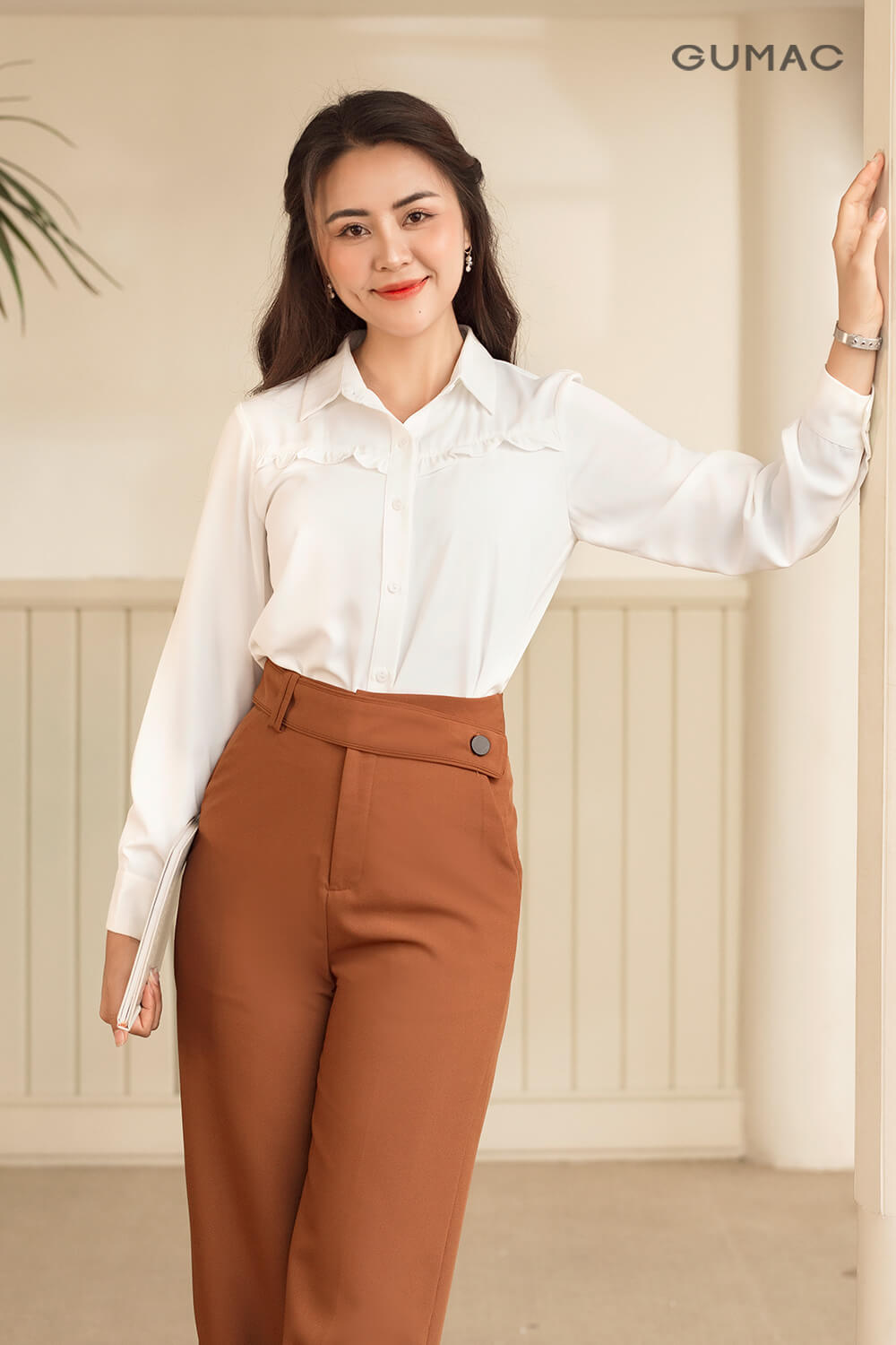 phối áo sơ mi cổ bèo trang phục công sở