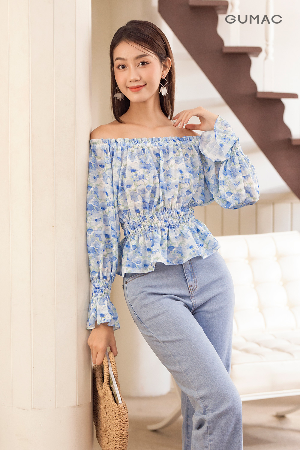 Phụ kiện phối cùng áo sơ mi họa tiết nữ