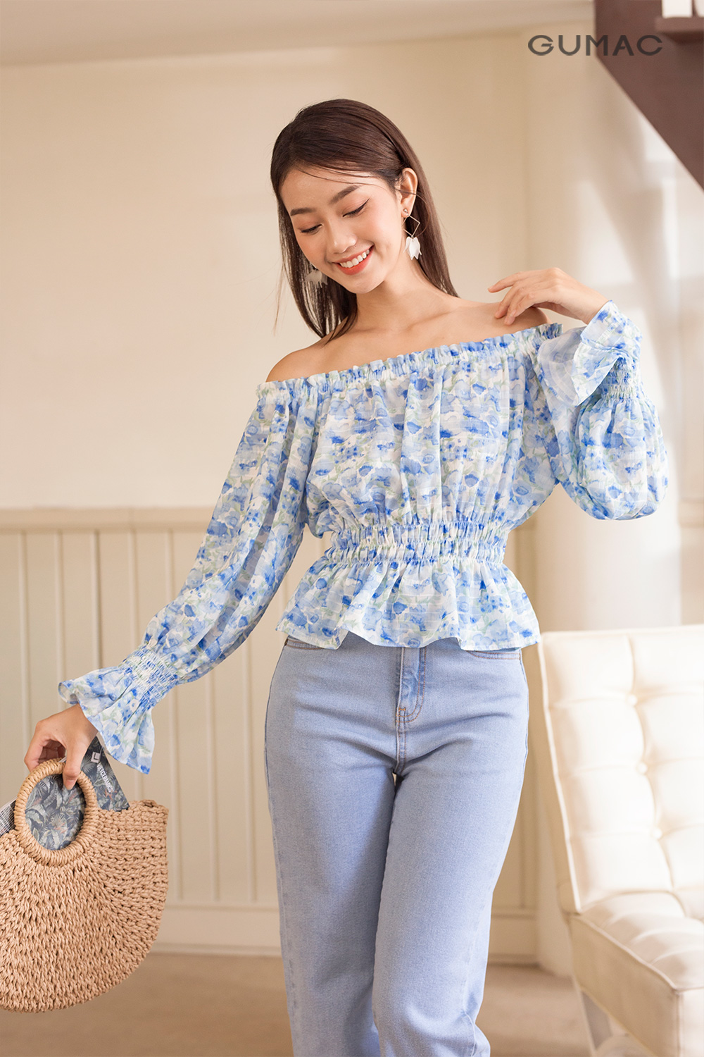 Áo sơ mi trễ vai với quần jean ao so mi tre vai
