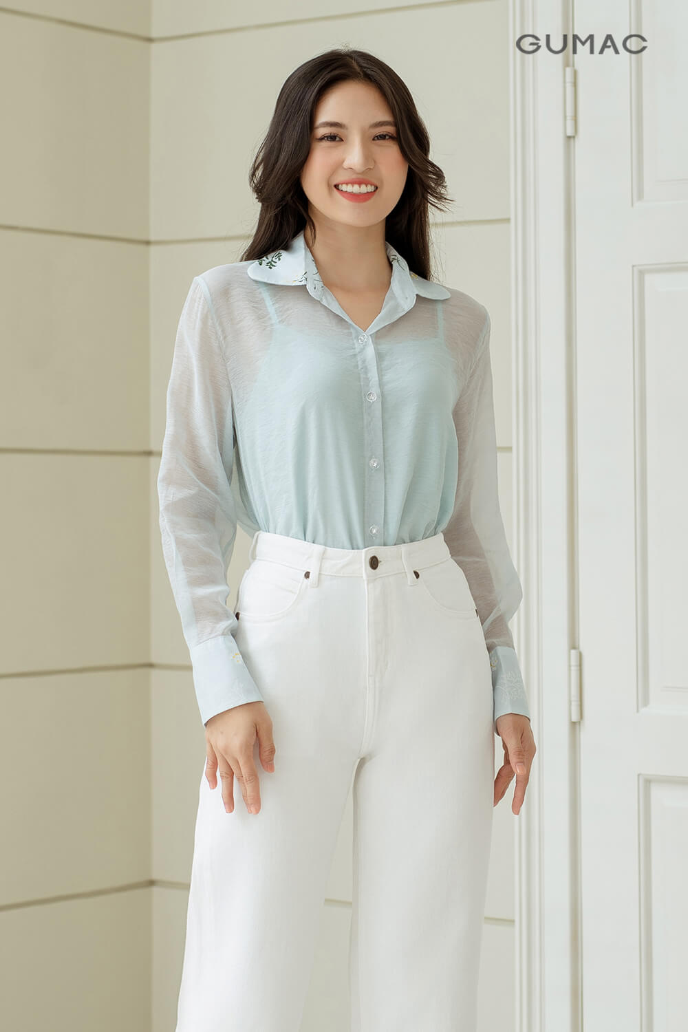 mix áo sơ mi xanh với quần trắng