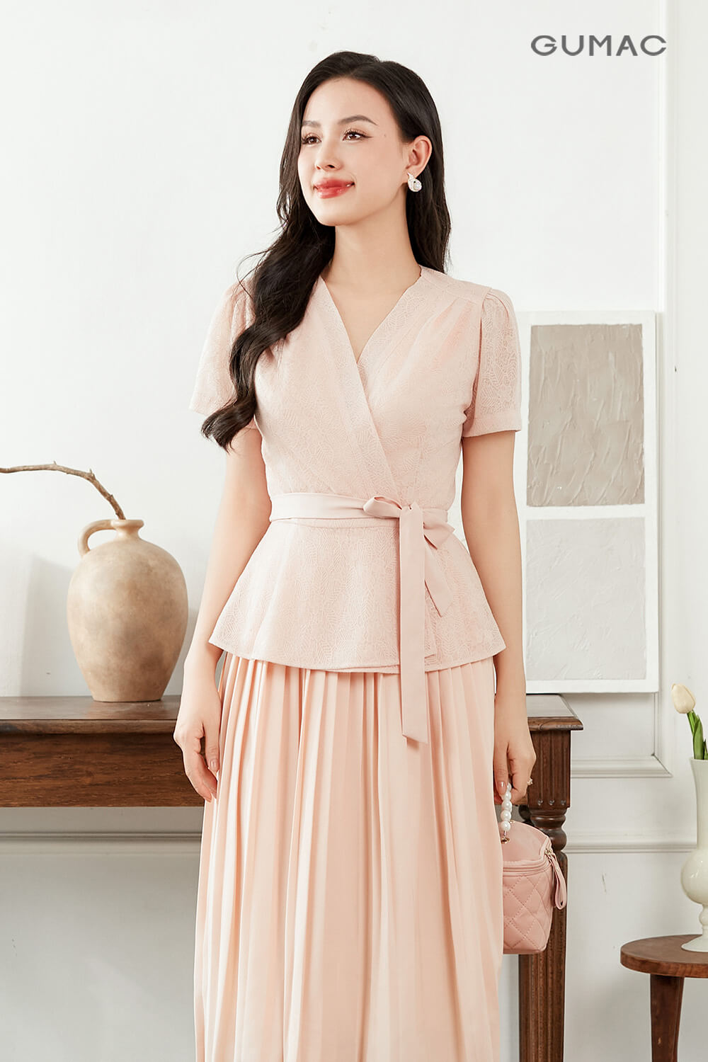 Đậm chất nữ tính với váy xếp ly dài màu hồng