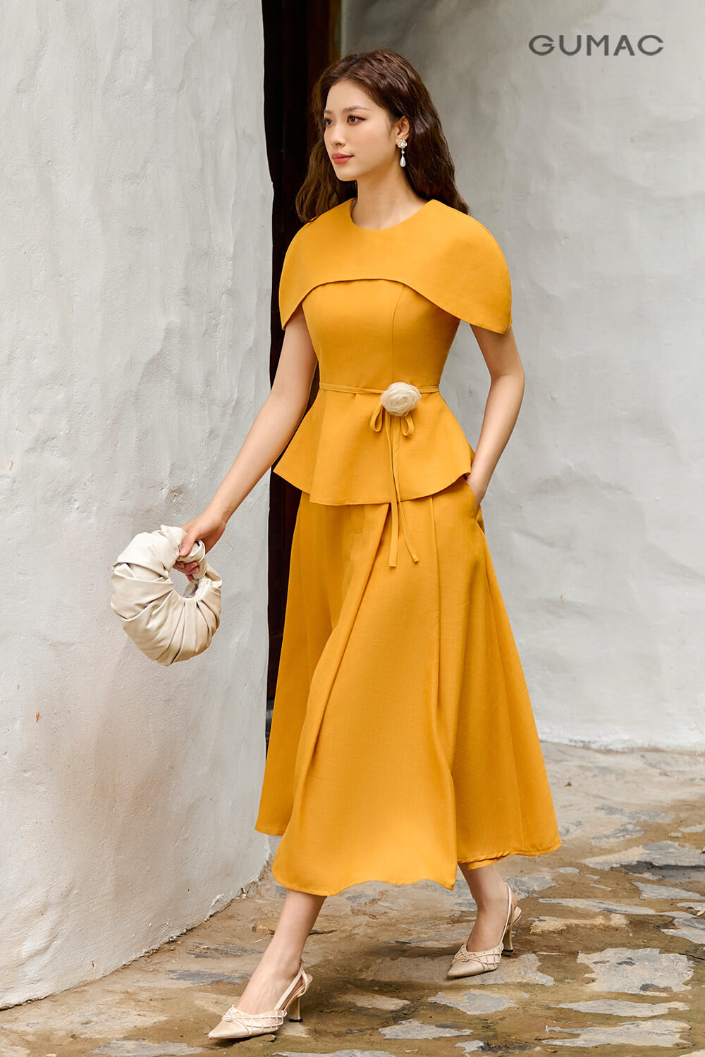 Phối chân váy với áo kiểu peplum choàng vai
