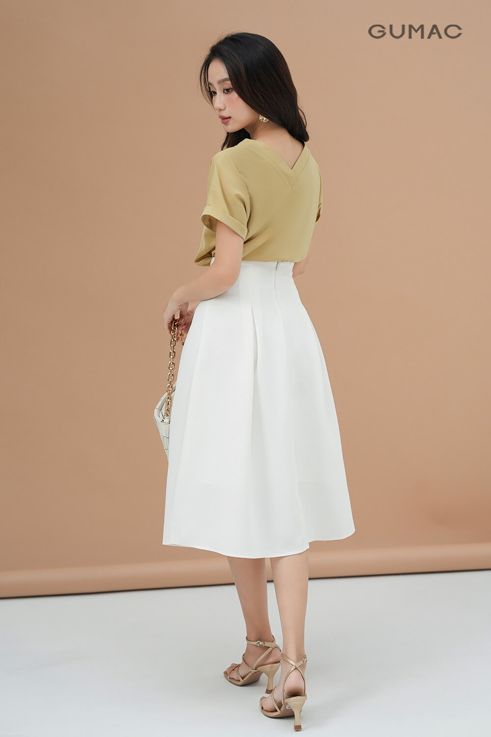 mau-vang-dong-phoi-voi-mau-gi
