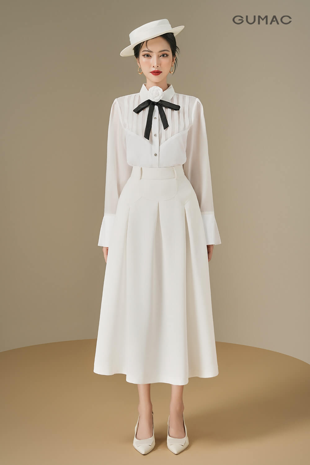 Outfit công sở với váy dập ly và sơ mi tay dài