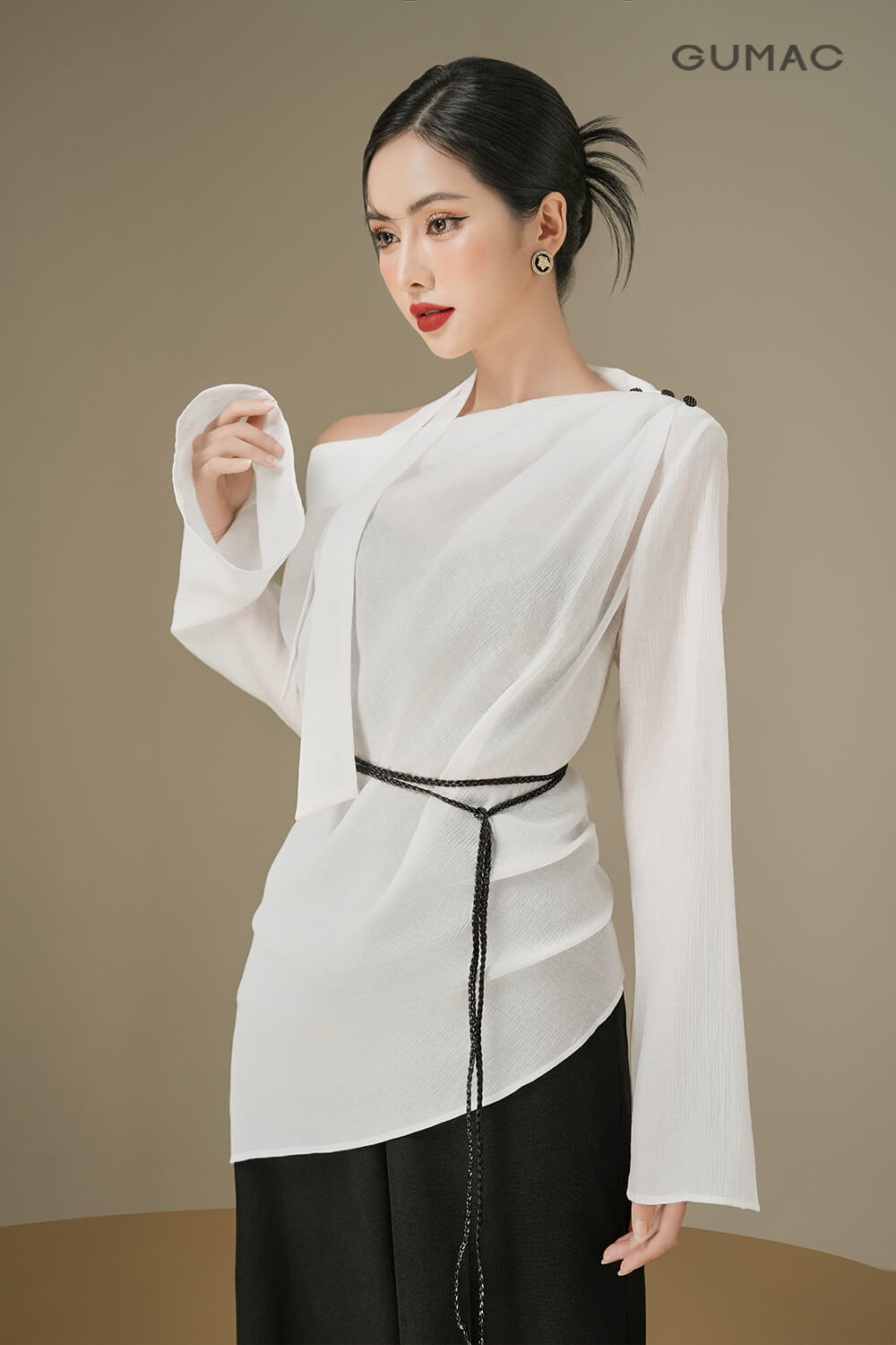 Quần ống suông phối cùng sơ mi xếp ly vai