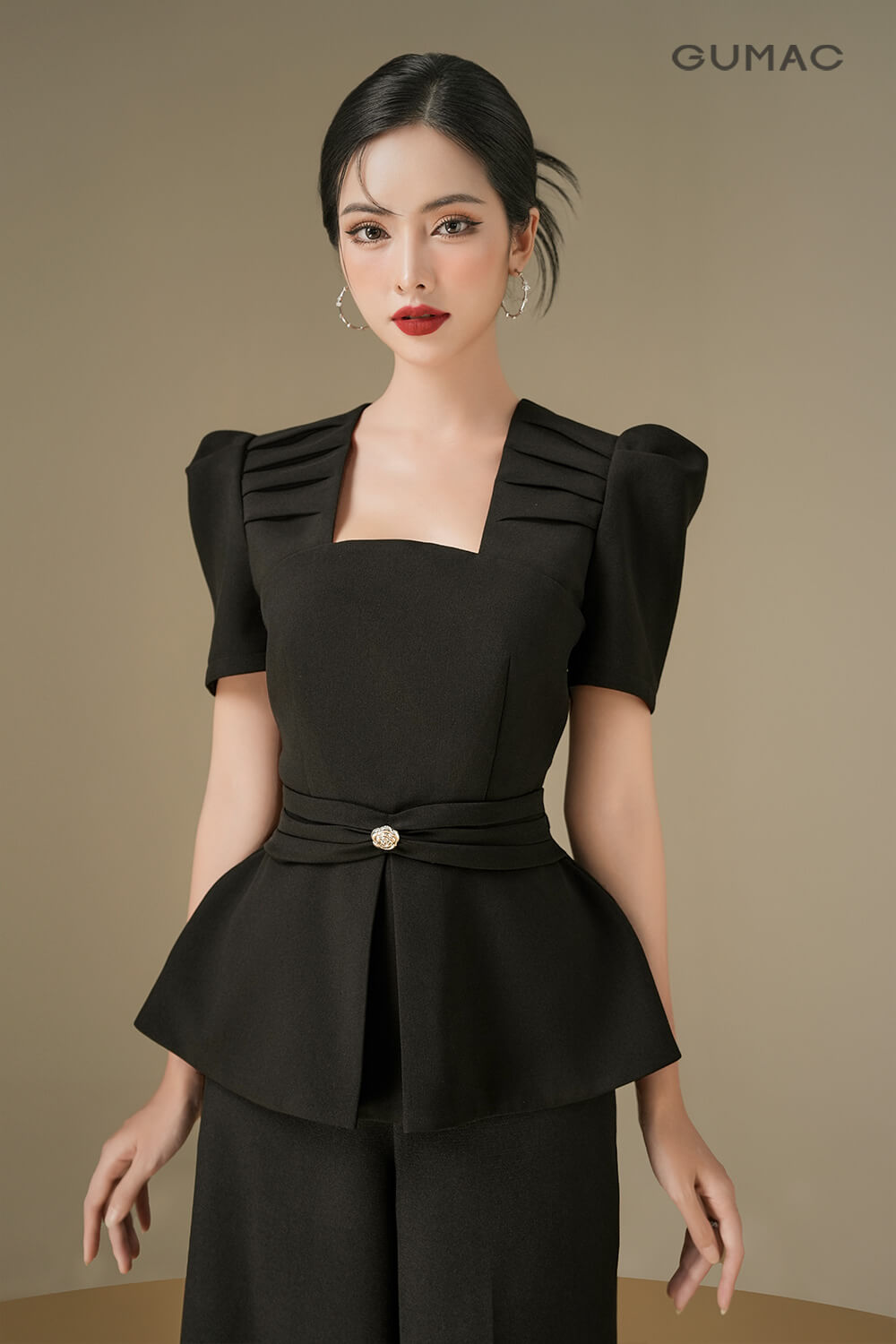 Mẫu quần ống đứng túi dọc kết hợp với áo peplum xếp ly cổ