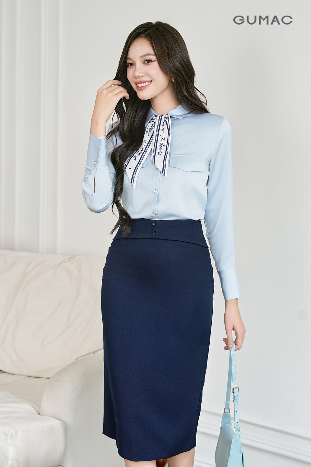 Áo sơ mi lụa màu xanh dương