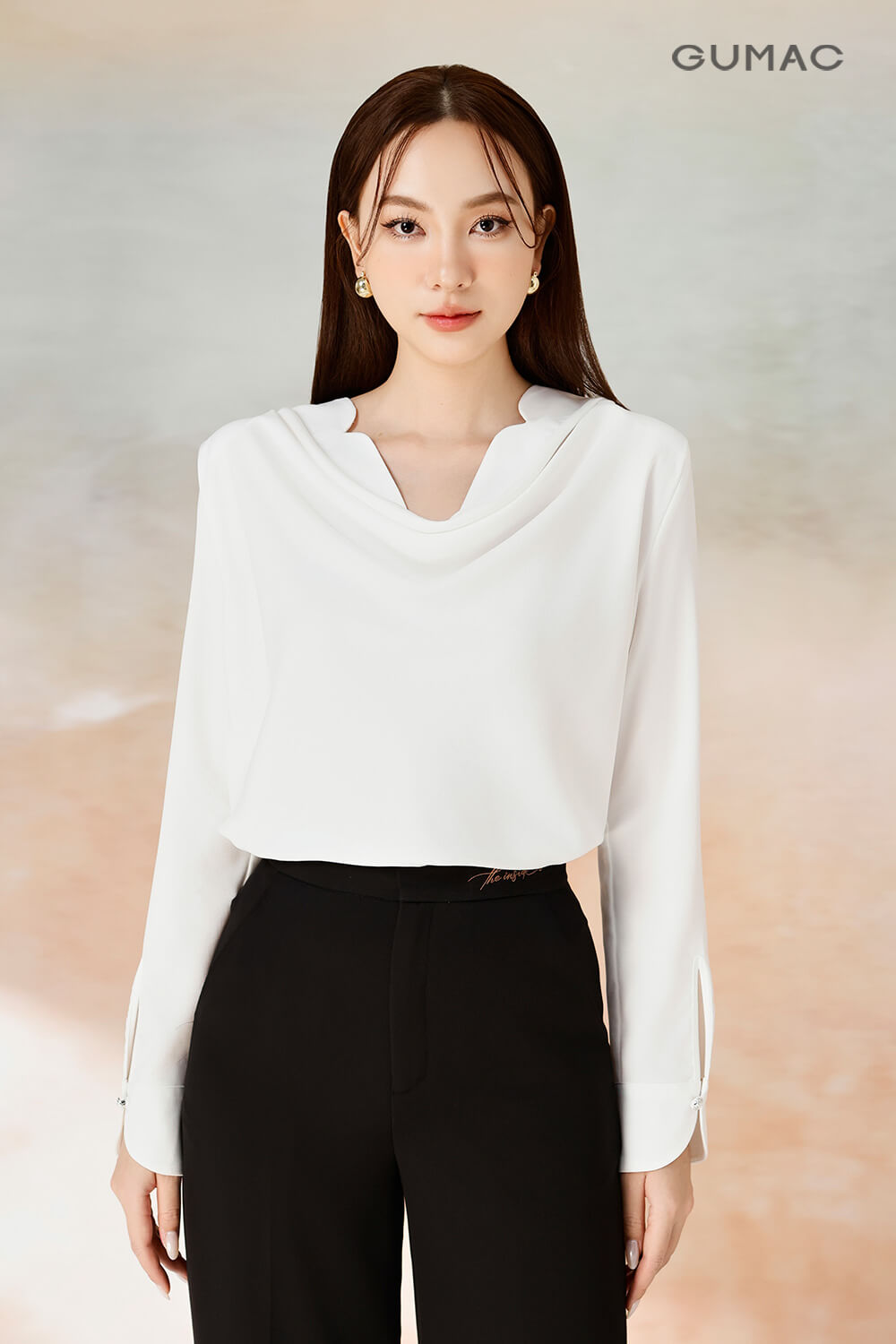Kết hợp quần dài tây thêu lưng cùng với áo kiểu cổ đổ V