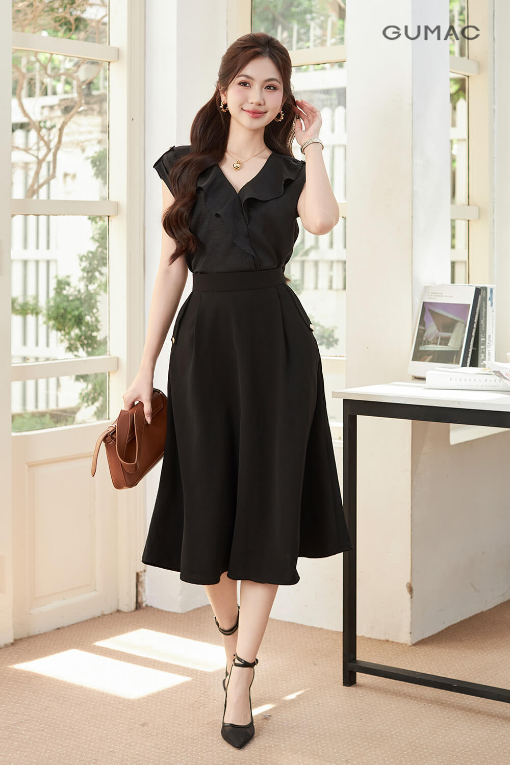 Phối váy dài với áo sơ mi thiết kế lạ mắt