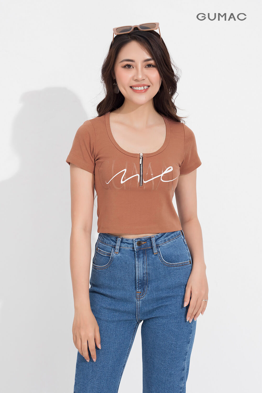 quần jean mặc cùng áo nâu