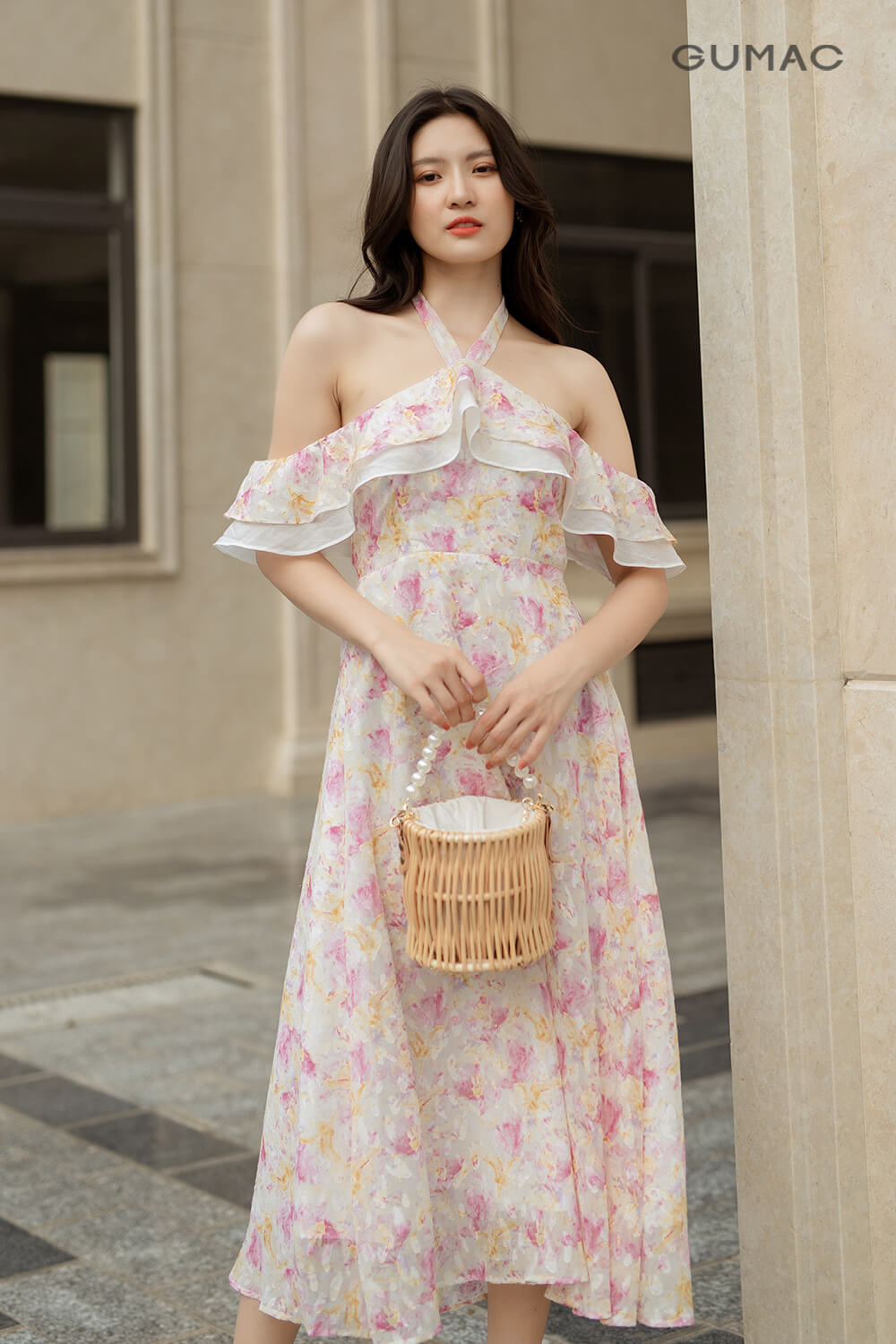 Váy cổ yếm khoe vai